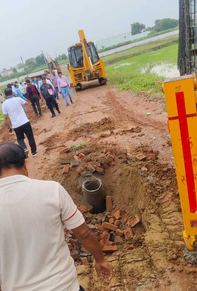 प्राधिकरण ने अभियान के बाद 50 हजार वर्ग मीटर जमीन कराई खाली:ग्रामीणों के साथ ही किसान संगठनों ने दर्ज कराया विरोध