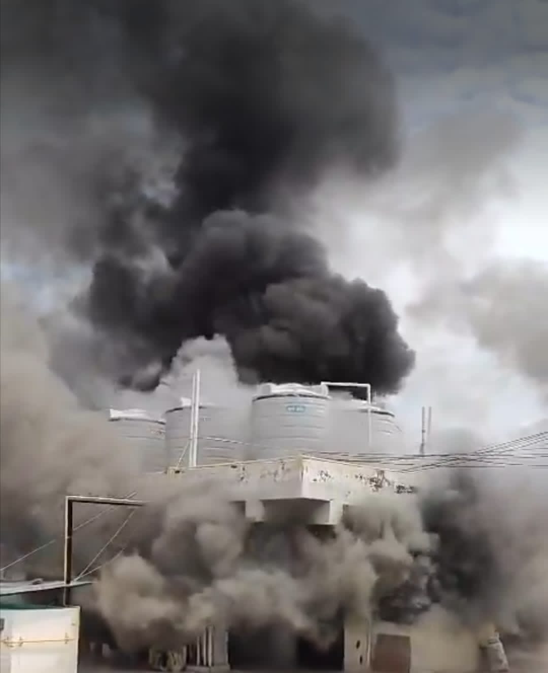 ऑफ‍िस में आग लगते ही भागे कर्मचारी : फायर विभाग के पांच वाहनों ने आग पर पाया काबू