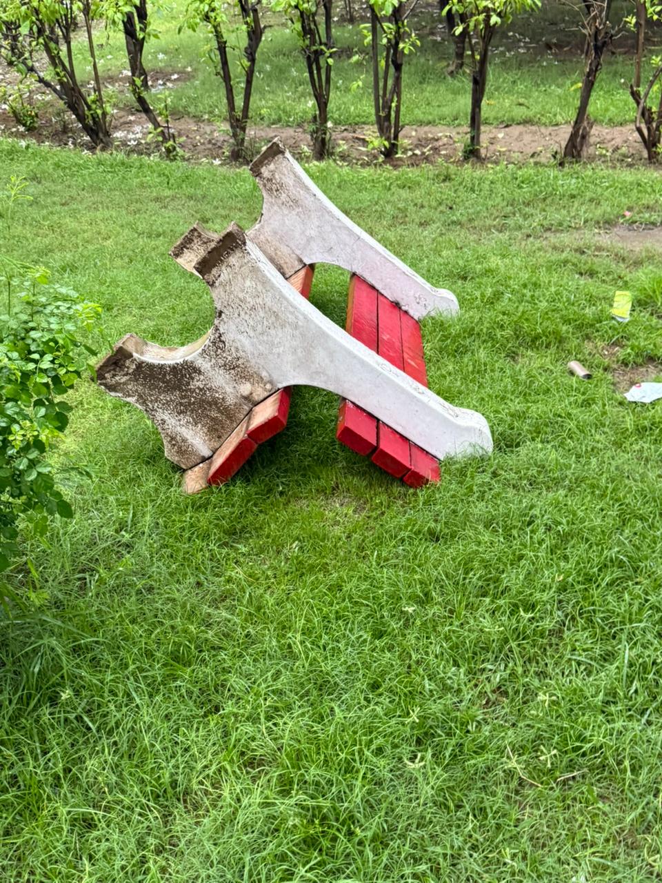 अशोक वाटिका में किसने मचाया रात में उत्‍पात: मौके पर मिली शराब की बोतल, लोगों में भारी नाराजगी