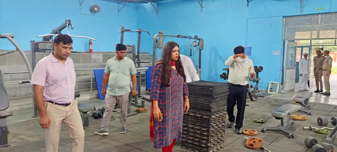 डीएम ने दिया खिलाडि़यों को हर सुविधा देने का निर्देश: मलकपुर स्‍टेडियम में खिलाडि़यों को मिलने वाली सुविधाओं को परखा