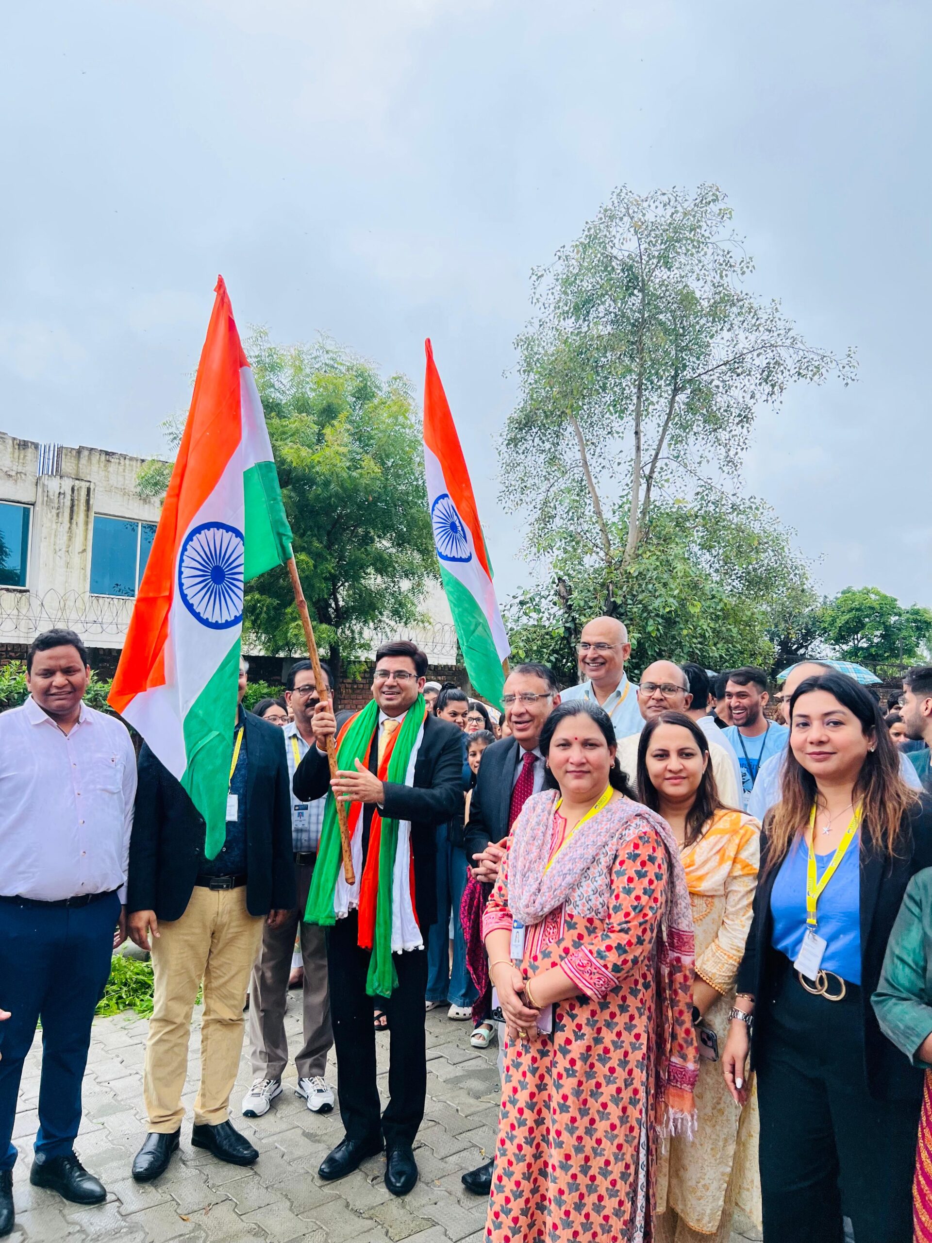 एमिटी यूनिवर्सिटी में हर घर तिरंगा अभियान पर भव्य एकता मार्च:यूनिवर्सिटी के ग्रेटर नोएडा परिसर में आयोजित हुआ कार्यक्रम