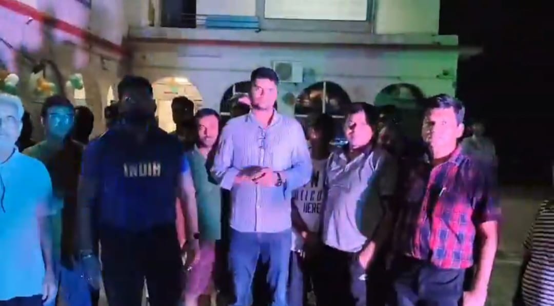 45 मिनट तक लिफ्ट में फंसने के बाद अचेत हुई महिला: बिल्‍डर प्रबंधन के खिलाफ सोसायटी के लोगों में भारी नाराजगी