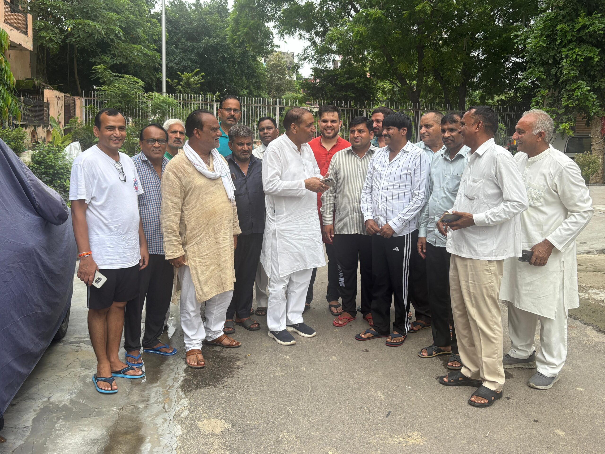 विधायक के सामने लोगों ने लगाई समस्‍याओं की झड़ी:प्राधिकरण के विभागों द्वारा बरती जा रही लापरवाही की खोली पोल