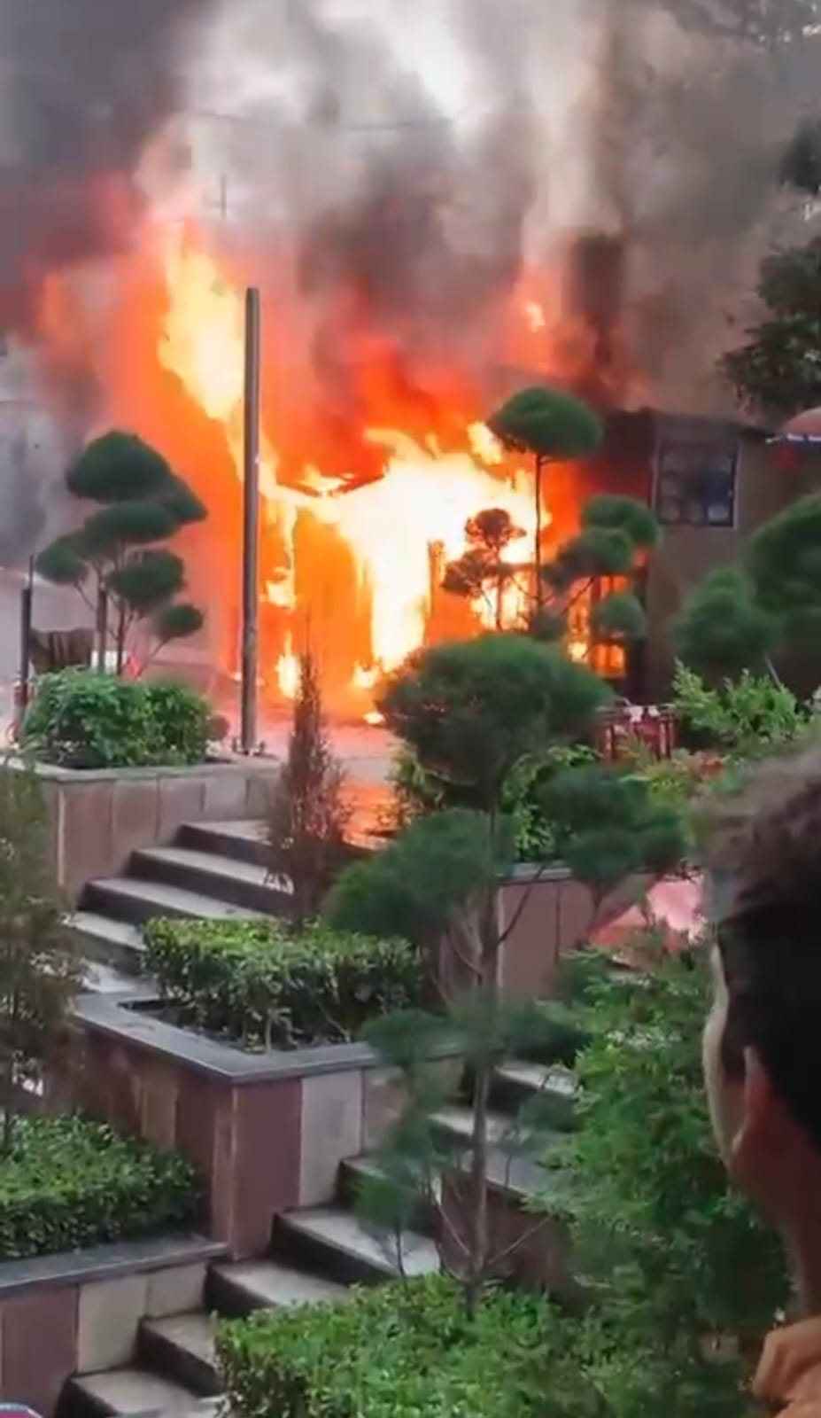 सुपरटेक ईकोविलेज दो की मार्केट में लगी आग: एटीएम के साथ ही कई दुकान पूरी तरह से जली