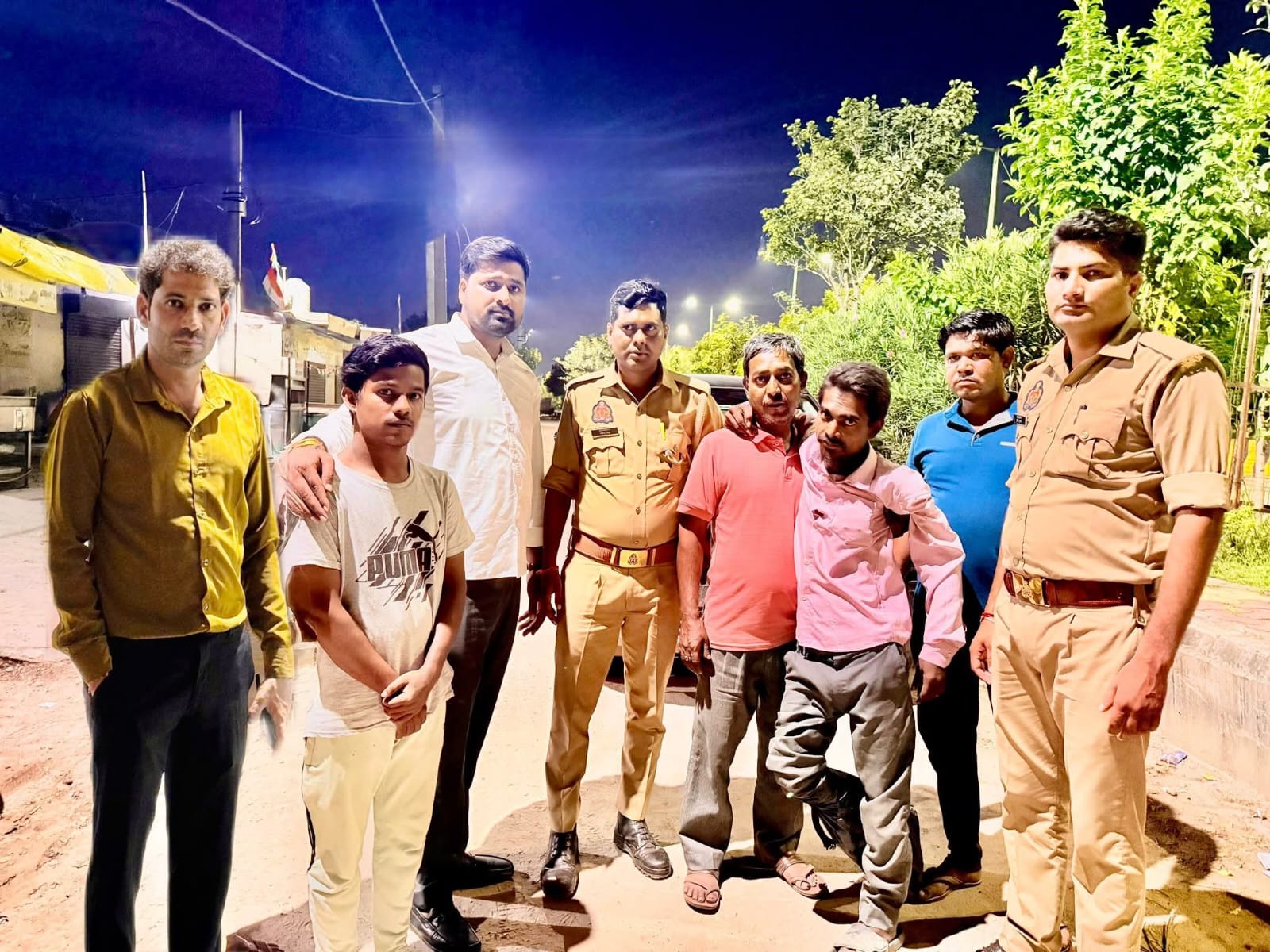 रात हुई काली पर किसी घर में आई खुशहाली:वृंदावन के परिवार को ग्रेटर नोएडा में मिला उनका बेटा