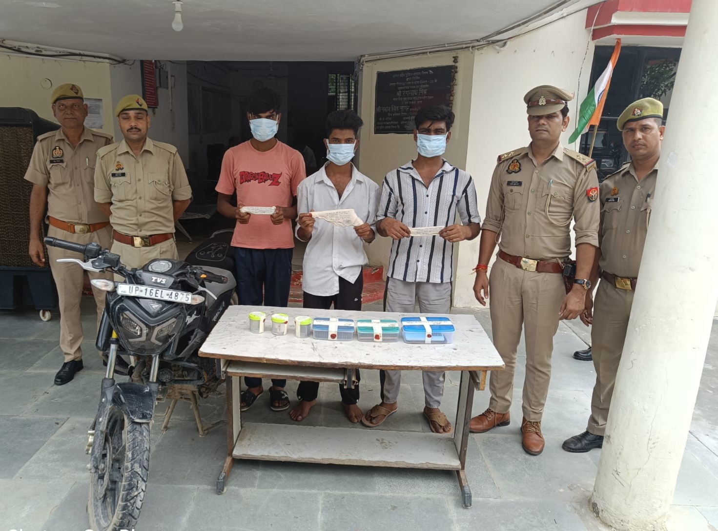 पुलिस मुठभेड़ में तीन मोबाइल स्नैचर गिरफ्तार, कब्जे से लूट के मोबाइल हुए बरामद