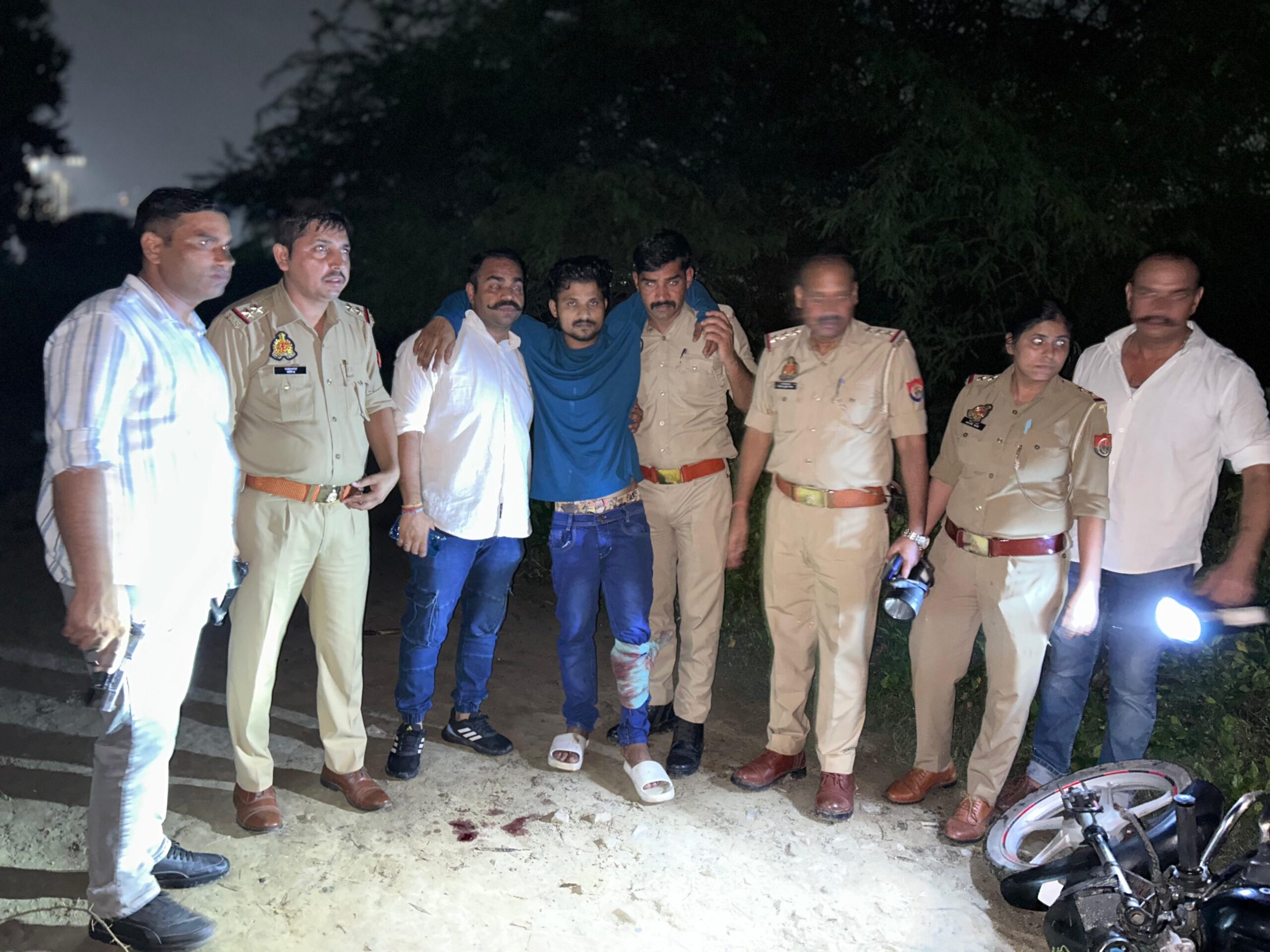 25 हजार का इनामी बदमाश दानिश मुठभेड़ में घायल, तमंचा और चोरी की बाइक बरामद