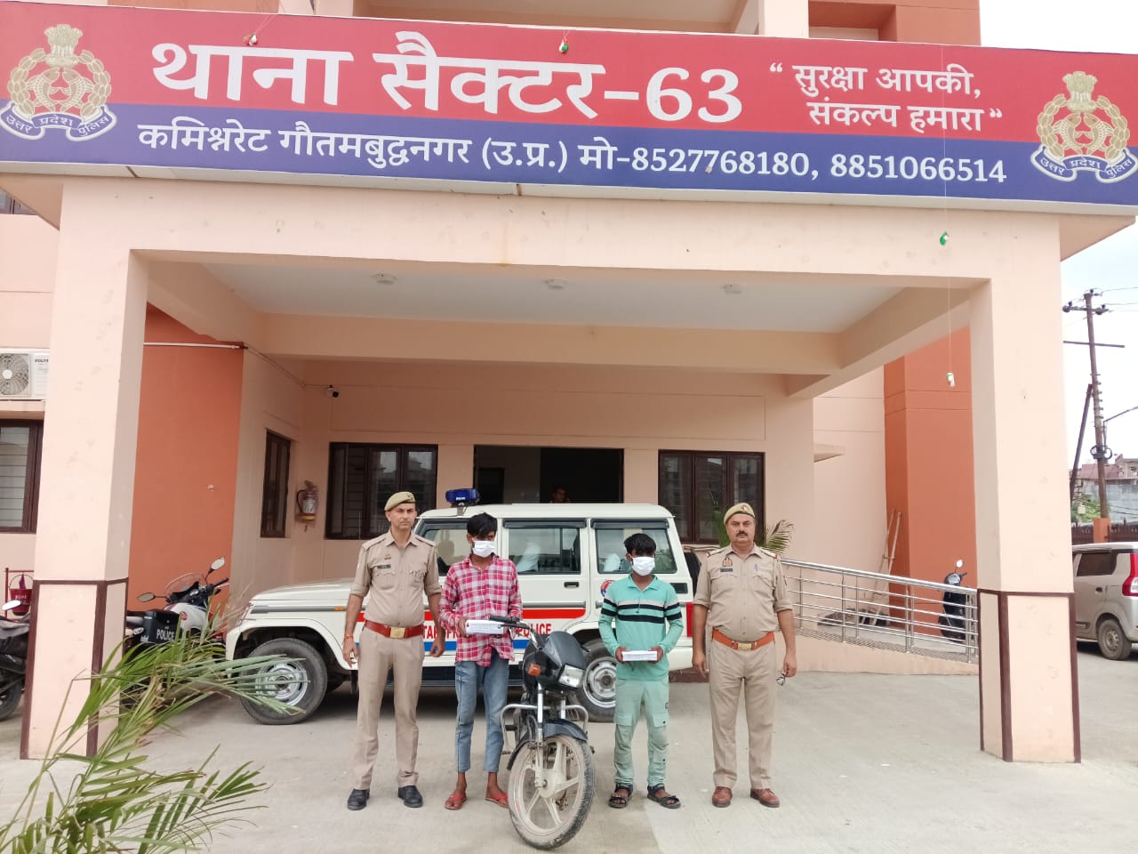 नोएडा में मोबाइल स्नैचिंग के दो आरोपी गिरफ्तार, पलक झपकते ही कर देते थे वारदात