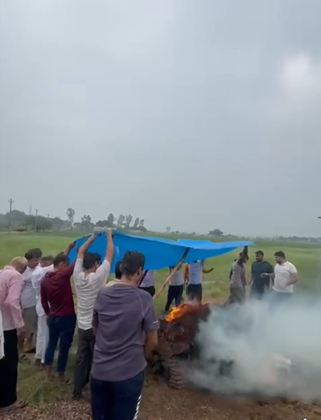 और यहां मौत पर छत भी नहीं हुई नसीब: चिता को पन्‍नी लगाकर दी गई अग्नि