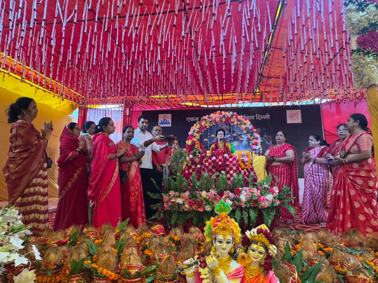 व्यास नारद संवाद के साथ भागवत कथा का शुभारंभ: सेक्‍टरों के साथ ही गांवों से भी कथा सुनने पहुंचे लोग