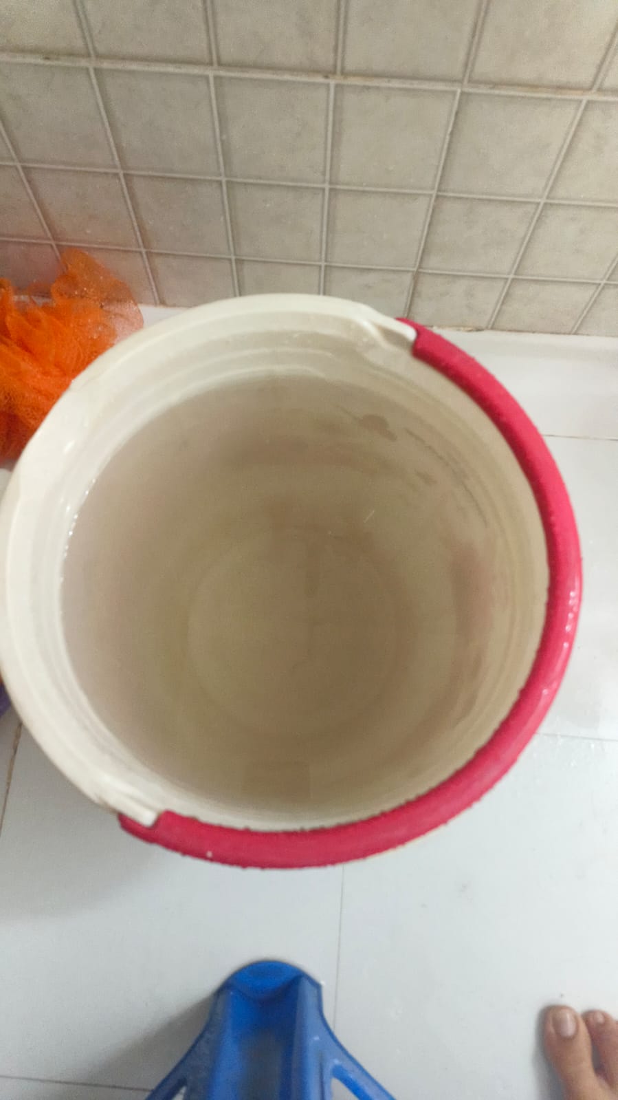 गंदे पानी ने बढ़ाई सोसायटी के लोगों की मुश्किल : लोगों का आरोप गंगा जल के नाम पर हो रही गंदे पानी की आपूर्ति