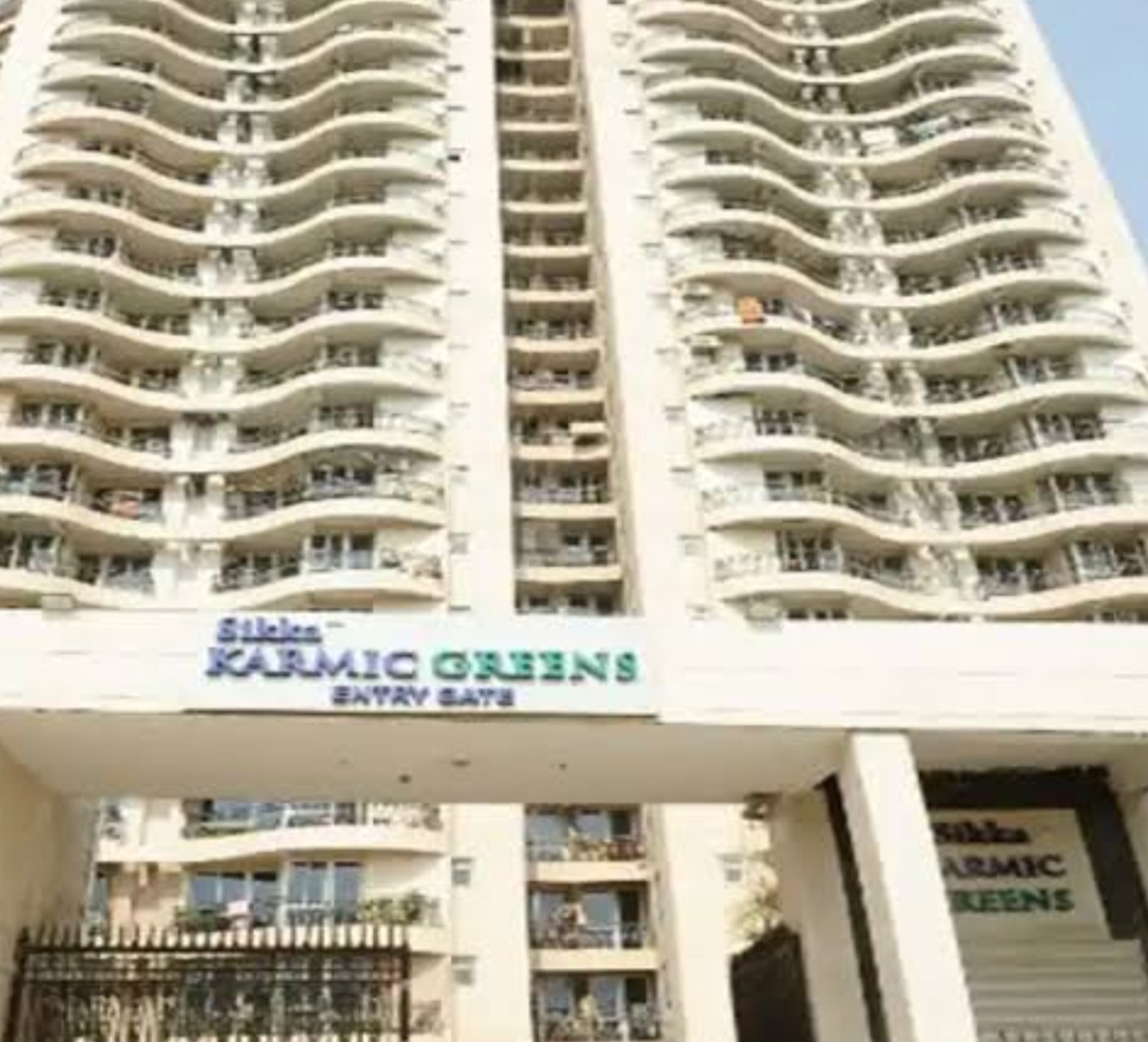 सिक्का कार्मिक ग्रीन्स सोसायटी में बड़ा हादसा टला, मेन गेट की दीवार गिरने से कार क्षतिग्रस्त