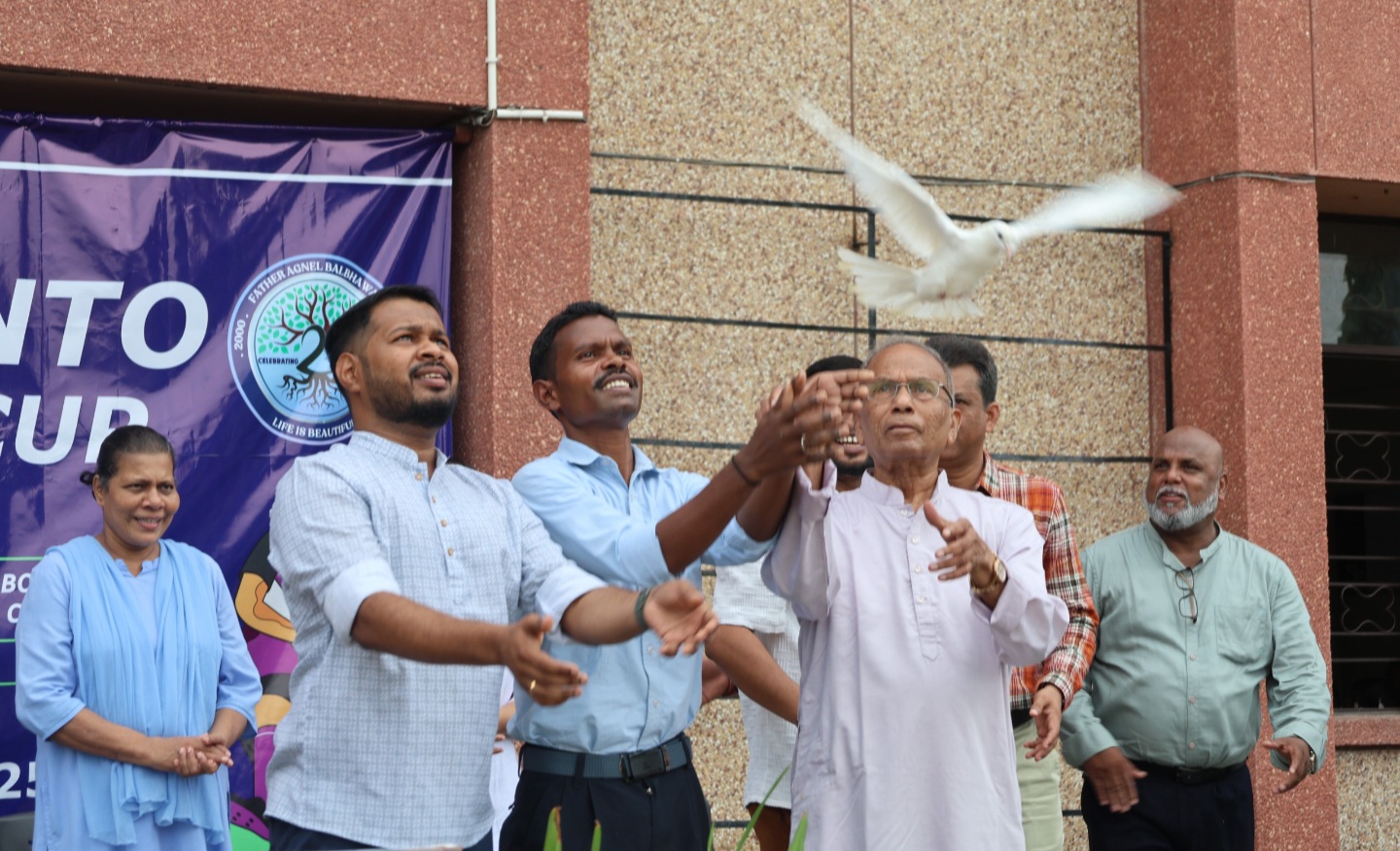 फादर बेंटो फुटबॉल चैंपियंस कप 2025 का भव्य शुभारंभ: प्रतियोगिता में विभिन्न विद्यालयों की 75 टीम ले रही हिस्‍सा