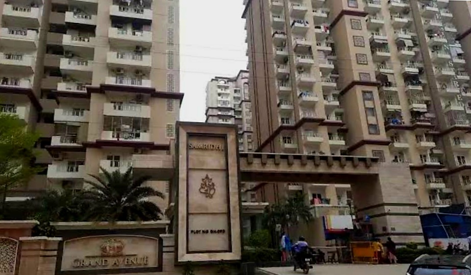 समृद्धि ग्रैंड एवेन्यू में सीवर का पानी भरने से हड़कंप, करोड़ों के फ्लैट में भी नहीं मिल रही राहत