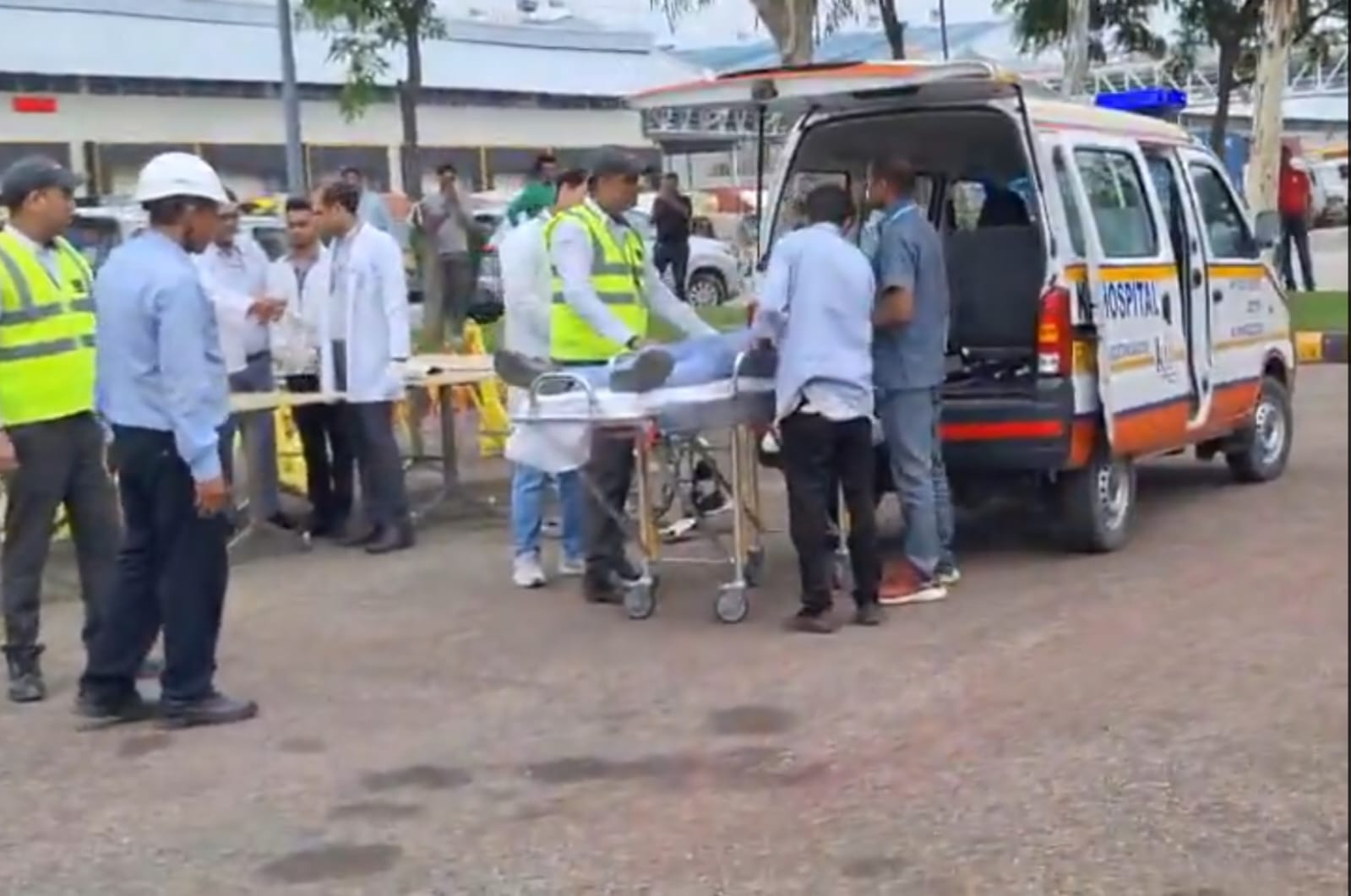 भूकंप के बाद मची भगदड़, पुलिस व फायर विभाग ने संभाला मोर्चा: घायलों को अस्‍पताल में भर्ती कराने के लिए लेकर भागे जवान