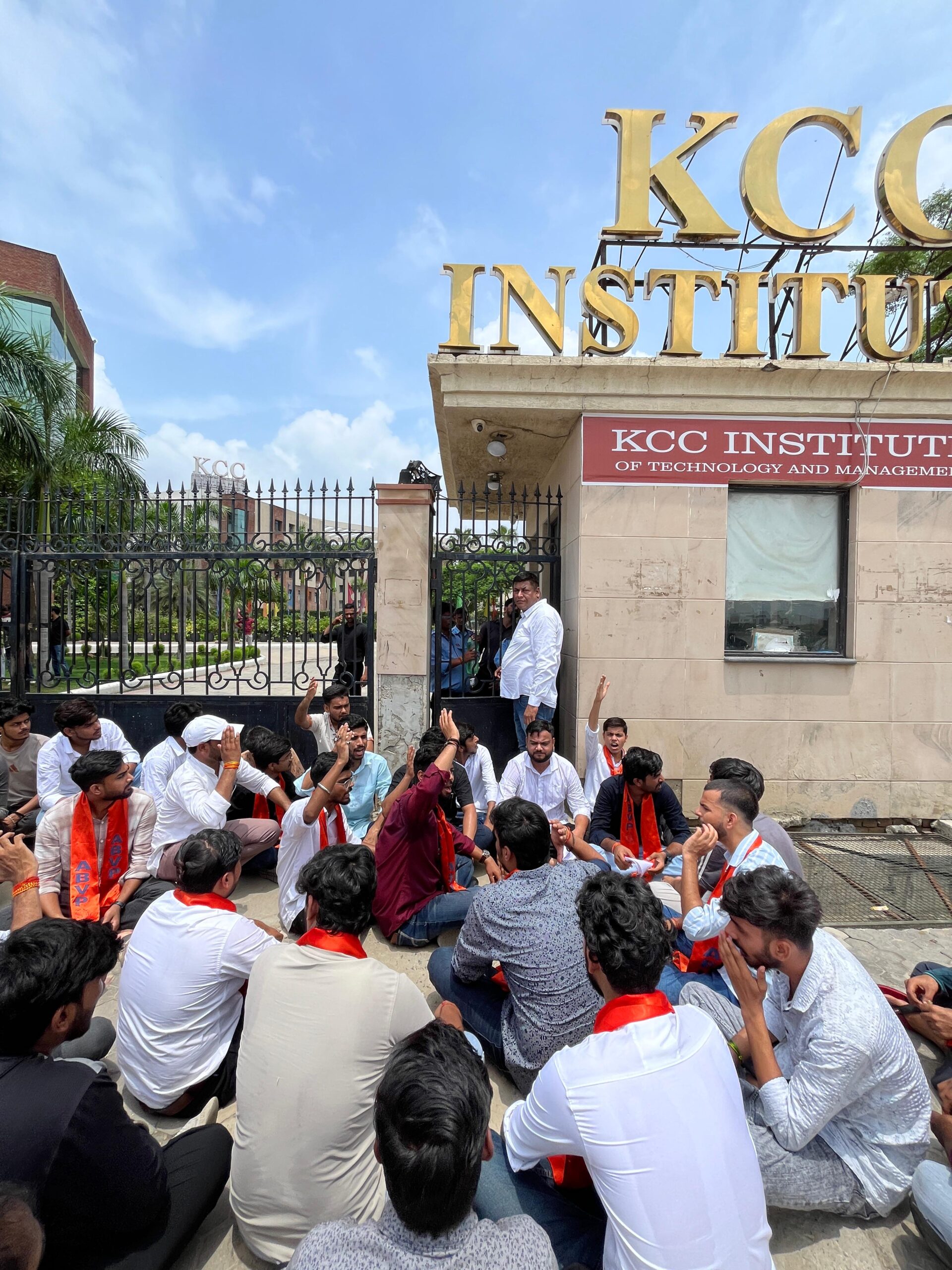 केसीसी कॉलेज प्रबंधन पर मुकदमा दर्ज होने के बाद छात्रों का प्रदर्शन: सबूतों के आधार पर शुरू हुई पूरे मामले की जांच