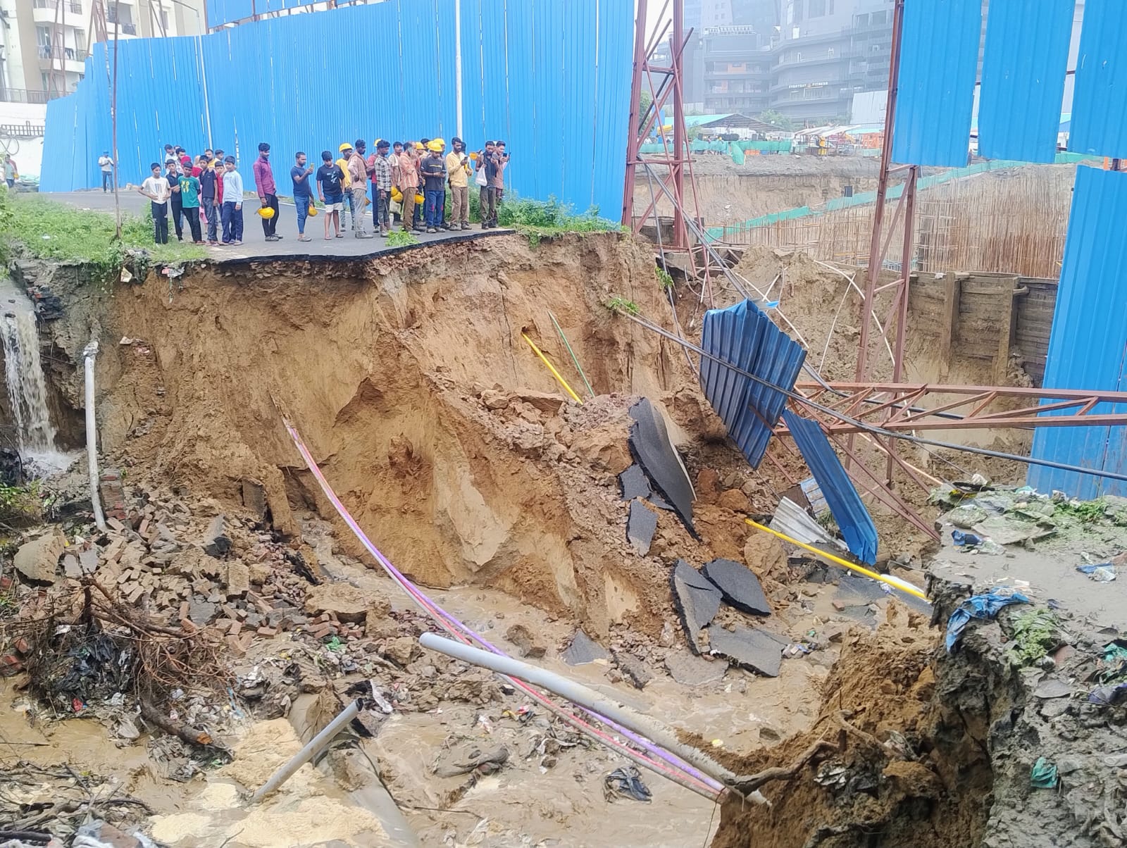 शाहबेरी घटना जैसे खतरे से सहमें सोसायटी के हजारों लोग: निर्माणाधीन प्रोजेक्‍ट के पास काफी दूर तक धंस गई सड़क