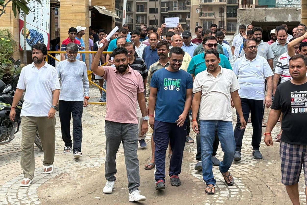 जेब पर चालीस प्रतिशत का भार तो जनता हुई आग बबूला: भड़की जनता ने लगाए नारे लॉ रेजिडेंसिया बिल्‍डर चोर है