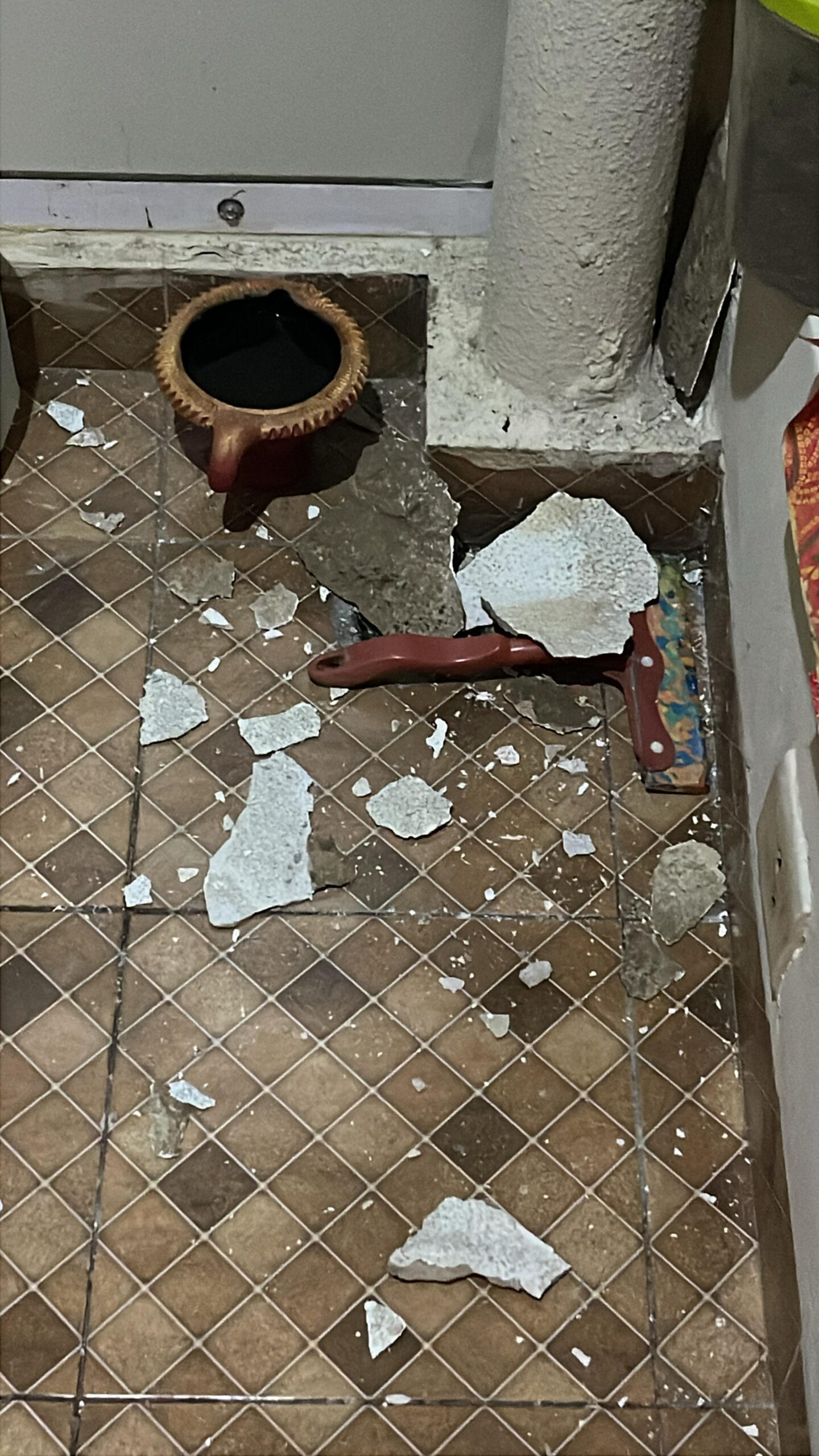 फोर्थ एवेन्यू सोसायटी में बड़ा हादसा टला, फ्लैट की सीलिंग गिरने से मची अफरा-तफरी