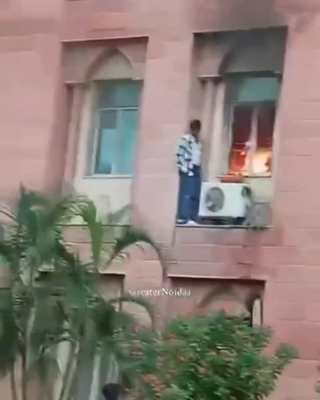 नॉलेज पार्क स्थित द्रोणाचार्य कॉलेज में लगी आग: आग में छात्र के फंसने का वीडि़यो हुआ वायरल