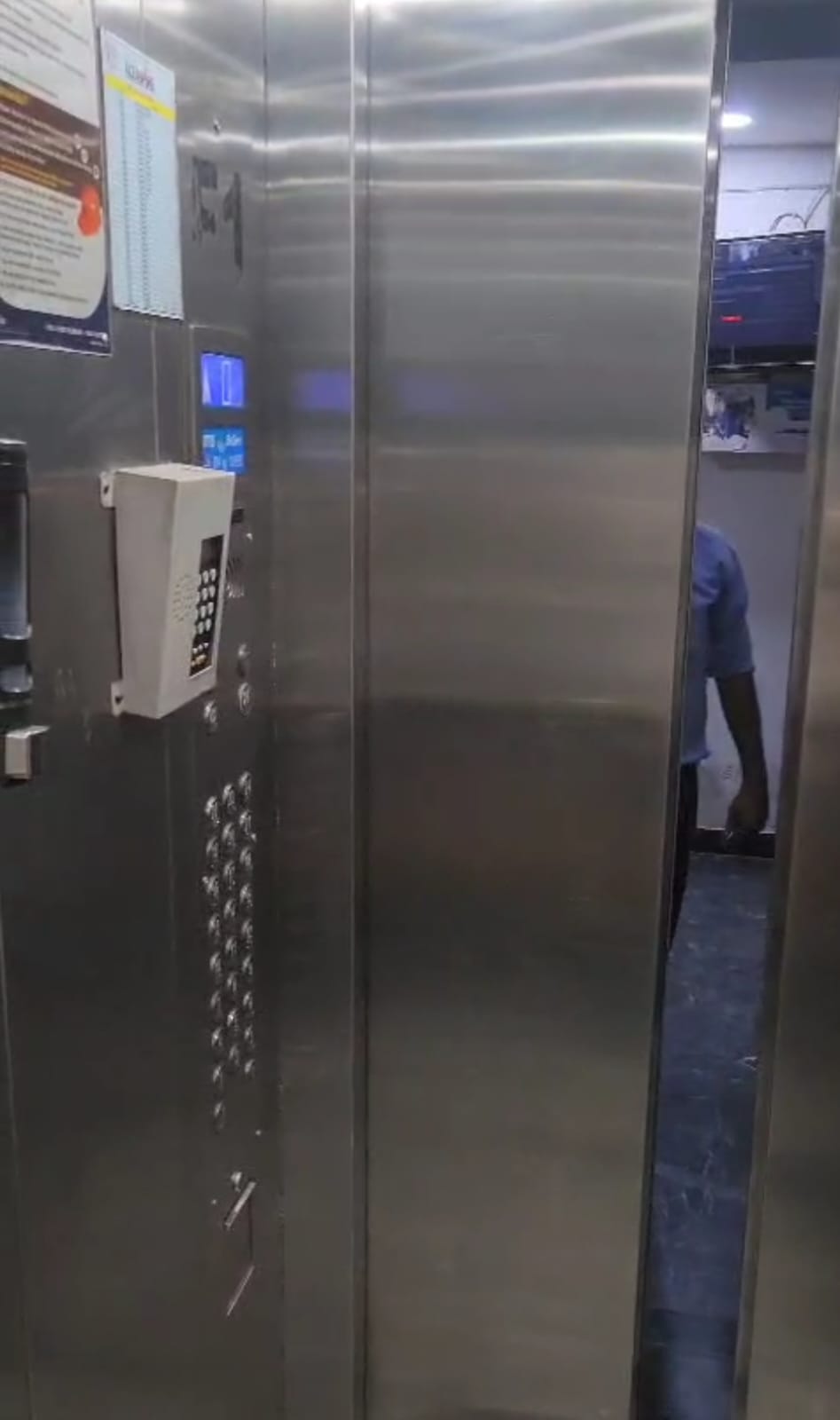 15 मिनट तक लिफ्ट में फंसे रहे तीन लोग: एस एस्‍पायर सोसायटी में दो फ्लोर के बीच में फंसी लिफ्ट