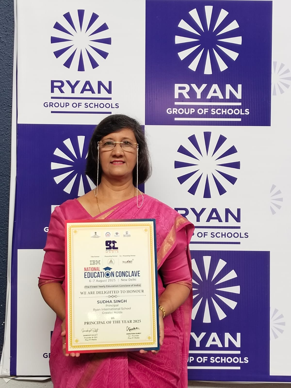 रयान स्‍कूल की प्रधानाचार्या को मिला प्रिंसिपल ऑफ द इयर अवार्ड: शिक्षा जगत के लोगों ने सुधा सिंह को दी बधाई