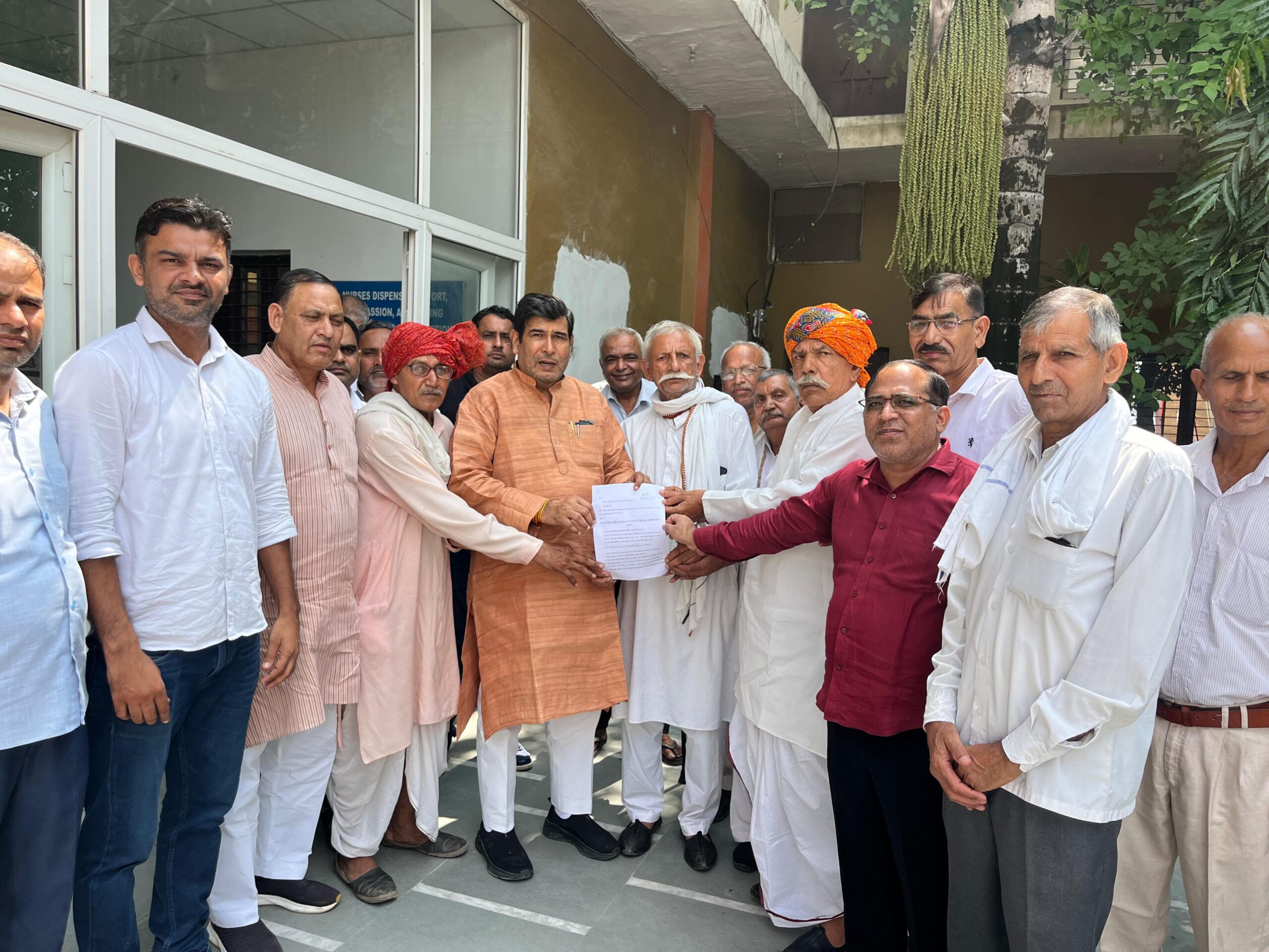 मुख्‍यमंत्री तक किसानों की बात पहुंचाने का विधायक ने दिया आश्‍वासन: श्रीचंद्र शर्मा से मिले पांच से अधिक गांवों के किसान