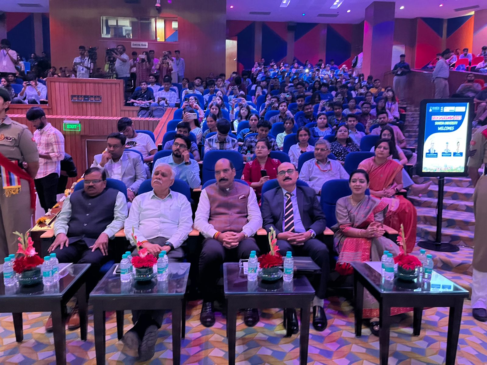 शारदा विश्वविद्यालय में दीक्षारंभ कार्यक्रम का आयोजन: छात्रों को दिया ज्ञान में निरंतर वृद्धि करते रहने का संदेश