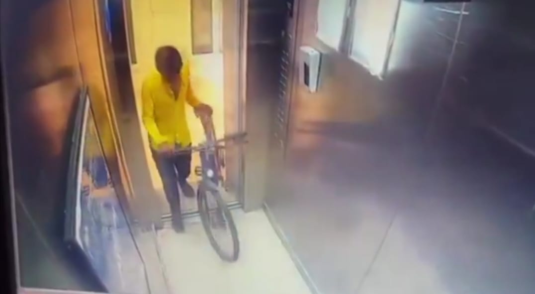 सोसायटी में लिफ्ट से हुई चोरी की वारदात: कुछ नहीं मिला तो बच्‍चे की साइकिल ही ले गया चोर