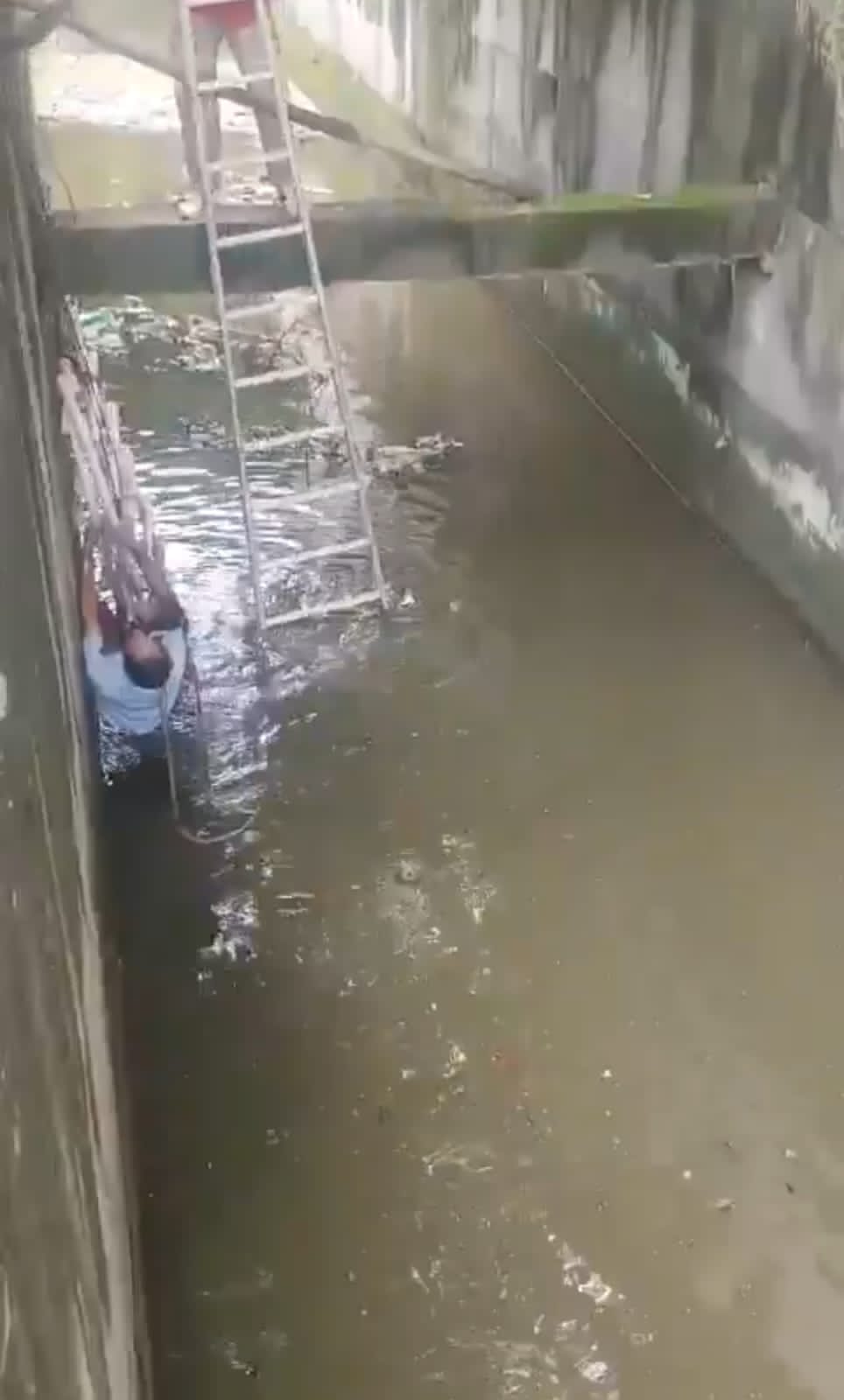 मासूम को बचाने फरिश्‍ता बनकर नाले में कूदा युवक: खेलने के दौरान खुले नाले में गिर गया था दो साल का बच्‍चा