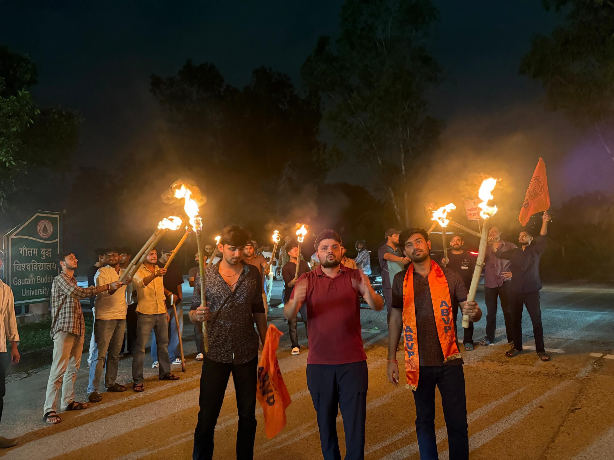 मशाल जुलूस निकालकर छात्रों ने दर्ज कराया विरोध: एबीवीपी कार्यकर्ताओं ने गौतमबुद्ध विश्वविद्यालय पर निकाला जुलूस