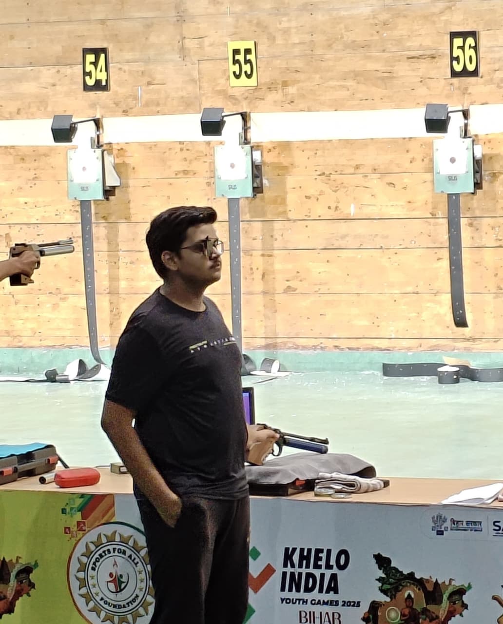 गौतम बुद्ध यूनिवर्सिटी के छात्र शिवांकर ने साधा निशाना:दस मीटर एयर पिस्टल शूटिंग में प्री नेशनल के लिए किया क्वालीफाई
