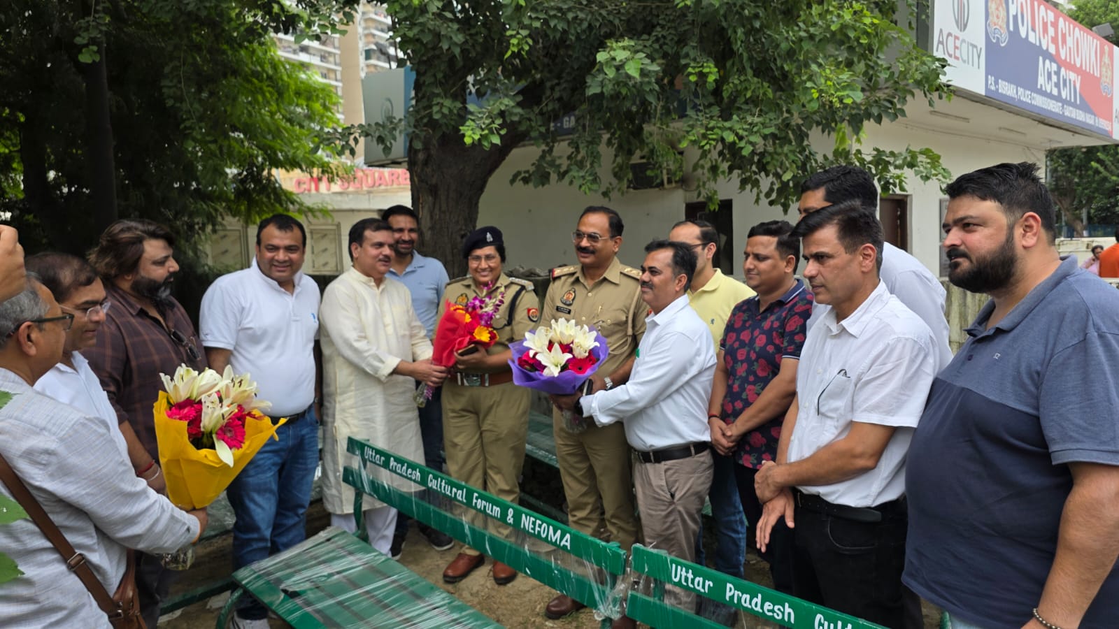 उत्‍तर प्रदेश कल्चरल फोरम एवं नेफोमा की सराहनीय पहल: आगंतुकों के बैठने के लिए 10 पुलिस चौकी को दी स्‍टील बेंच