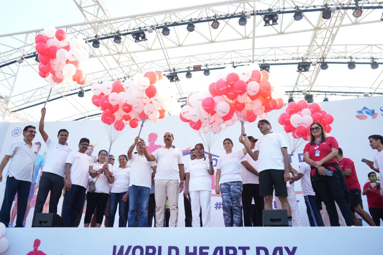 शारदाकेयर हेल्थसिटी में कम्युनिटी वॉकथॉन का आयोजन:वर्ल्ड हार्ट डे पर लोगों को हार्ट को स्वस्थ रखने की दी जानकारी