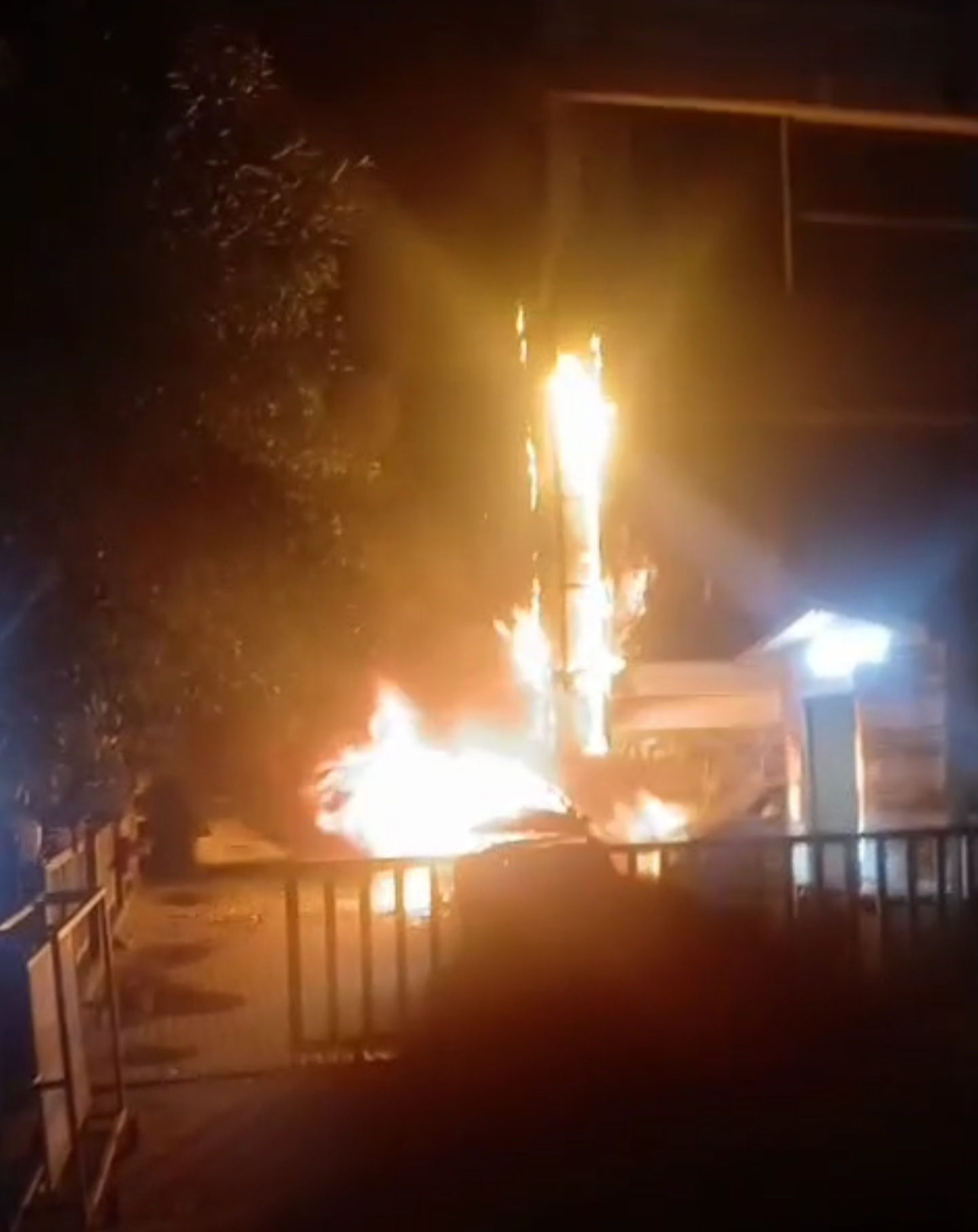 सेक्टर-63 के कार सर्विस सेंटर में भीषण आग, आधा दर्जन से अधिक गाड़ियाँ जलकर खाक