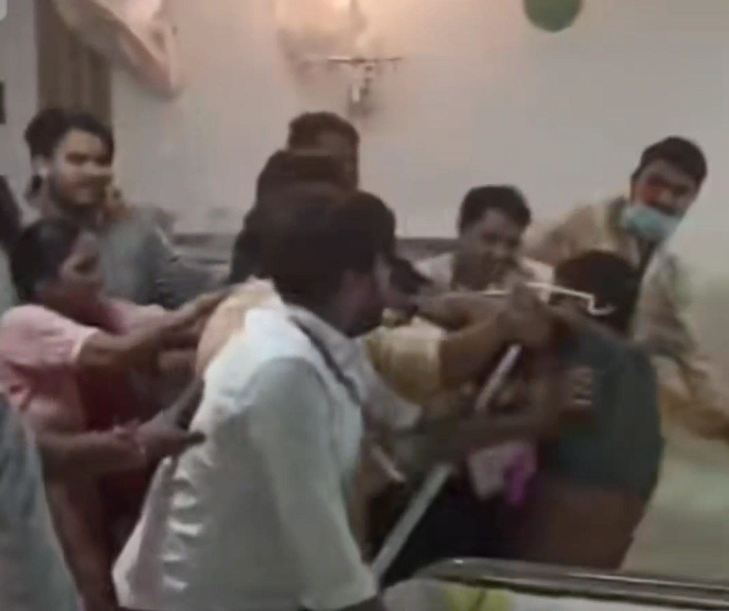 अस्‍पताल में उपचार की बजाए मरीज को मिले लात-घूसे: डाक्‍टर व अन्‍य स्‍टाफ ने मरीज के साथ ही तीमारदारों से भी की मारपीट