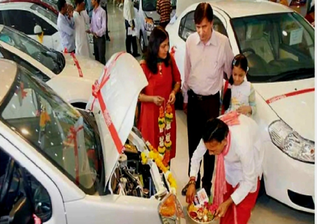 GST घटते ही ऑटो और इलेक्ट्रॉनिक्स में बंपर बिक्री, पहले ही दिन 4000 से ज्यादा वाहनों की डिलीवरी