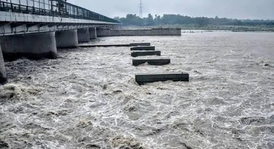 हजारों ग्रामीणों से सुरक्षित स्‍थान पर जाने की अपील: यमुना में छोड़े गए पानी को देखते हुए बाढ़ आने की संभावना