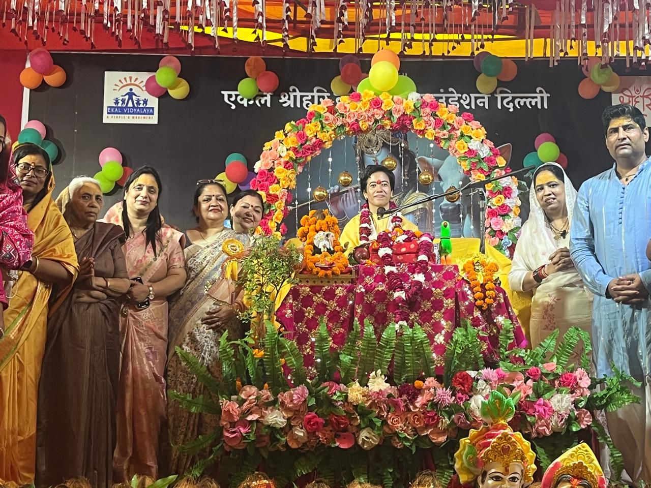 ब्रजवासियों की सुरक्षा के लिए कृष्ण ने उंगली पर उठाया गोवर्धन पर्वत: डेल्‍टा एक सेक्‍टर में चल रही है भागवत कथा