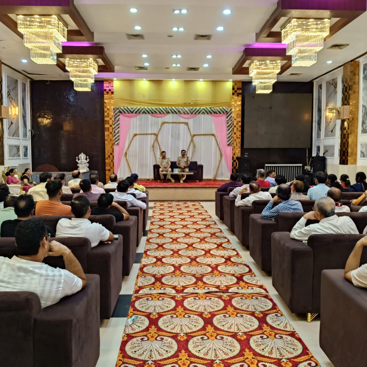 आरडब्ल्यूए पदाधिकारियों संग पुलिस ने की गोष्ठी, समस्याएं सुनीं और समाधान का दिया भरोसा