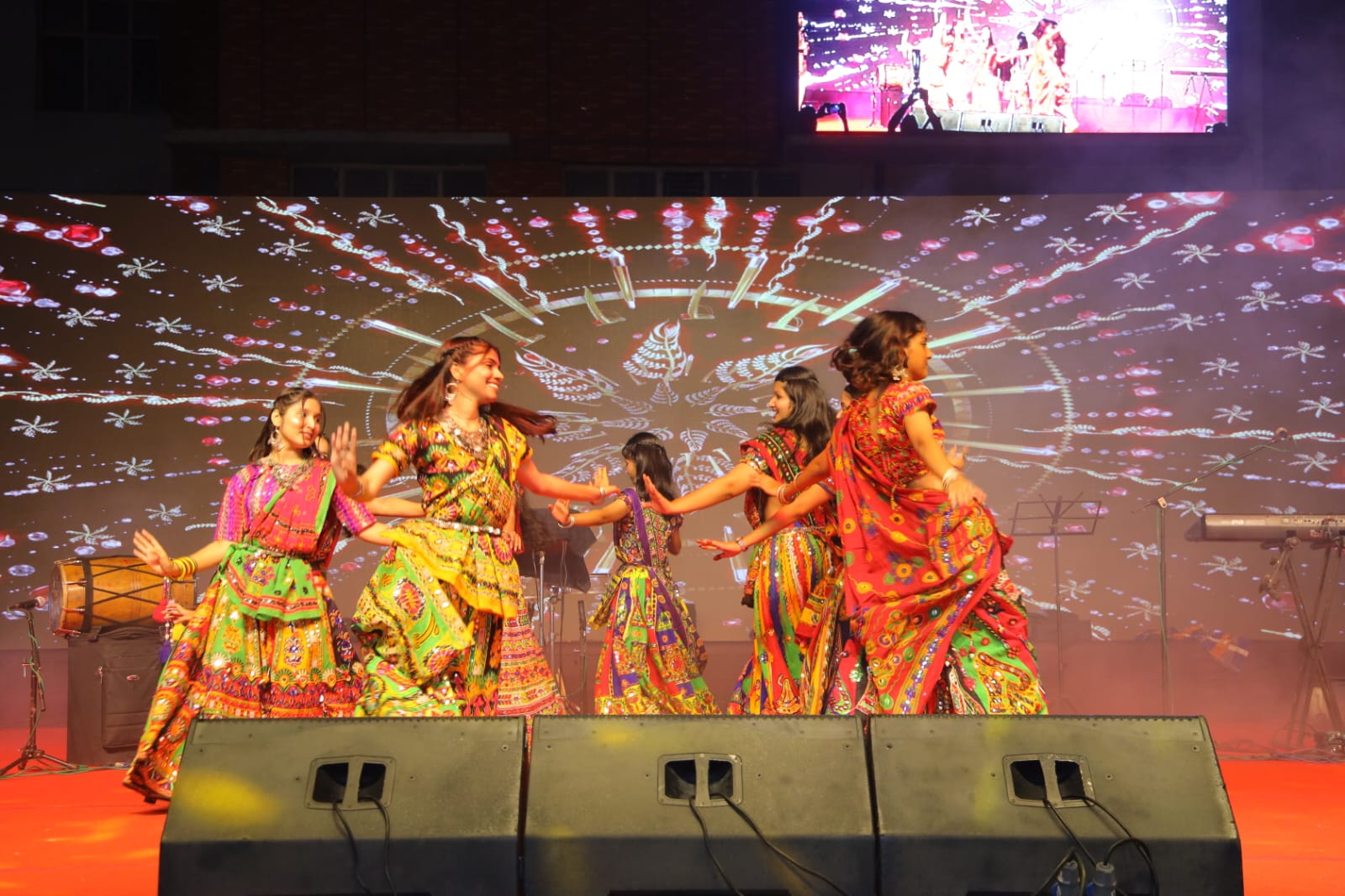 जीएल बजाज कॉलेज में डांडिया नाइट का आयोजन: छात्रों के साथ ही स्‍टाफ ने भी पारंपरिक नृत्‍य में लियाा हिस्‍सा