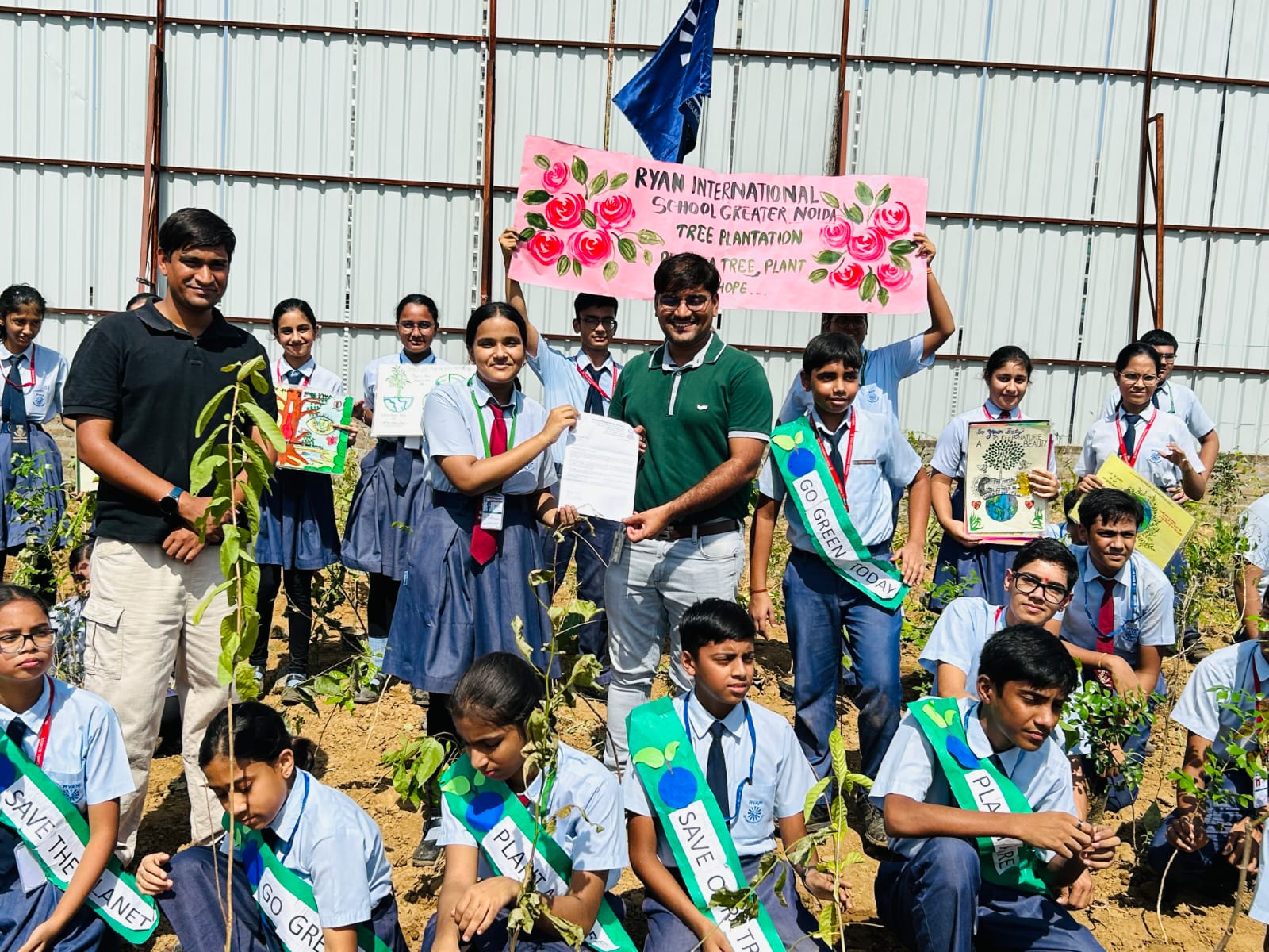 रयान स्‍कूल के छात्रों ने पोंड मैन के साथ मिलाया हाथ: वैदपुरा गांव में अभियान के तहत लगाए 150 पौधे