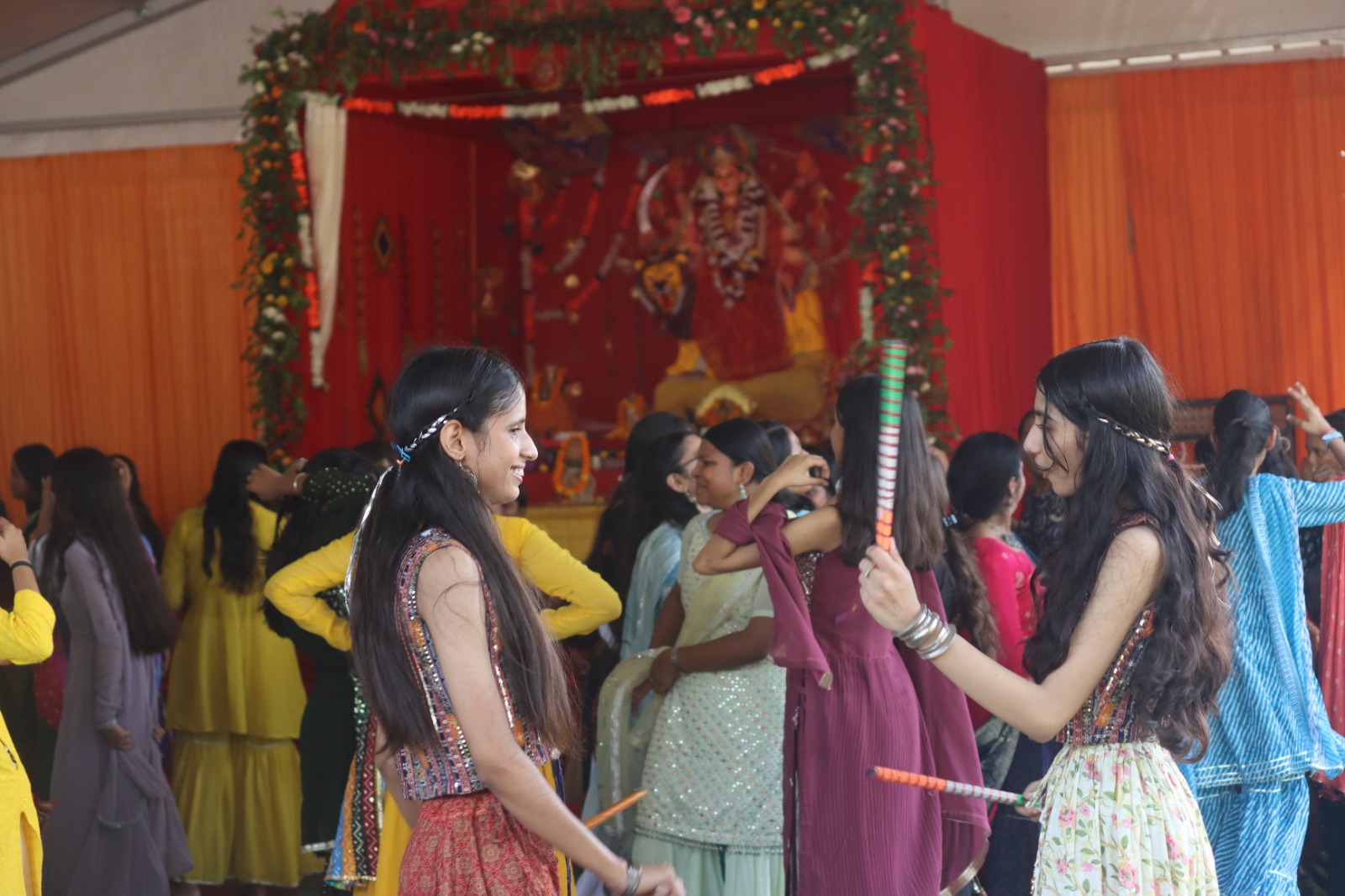 उमा पब्लिक स्कूल में नवरात्रि पर्व पर नौ दिवसीय हवन का आयोजन: डांडिया उत्सव का छात्रों ने लिया आनंद