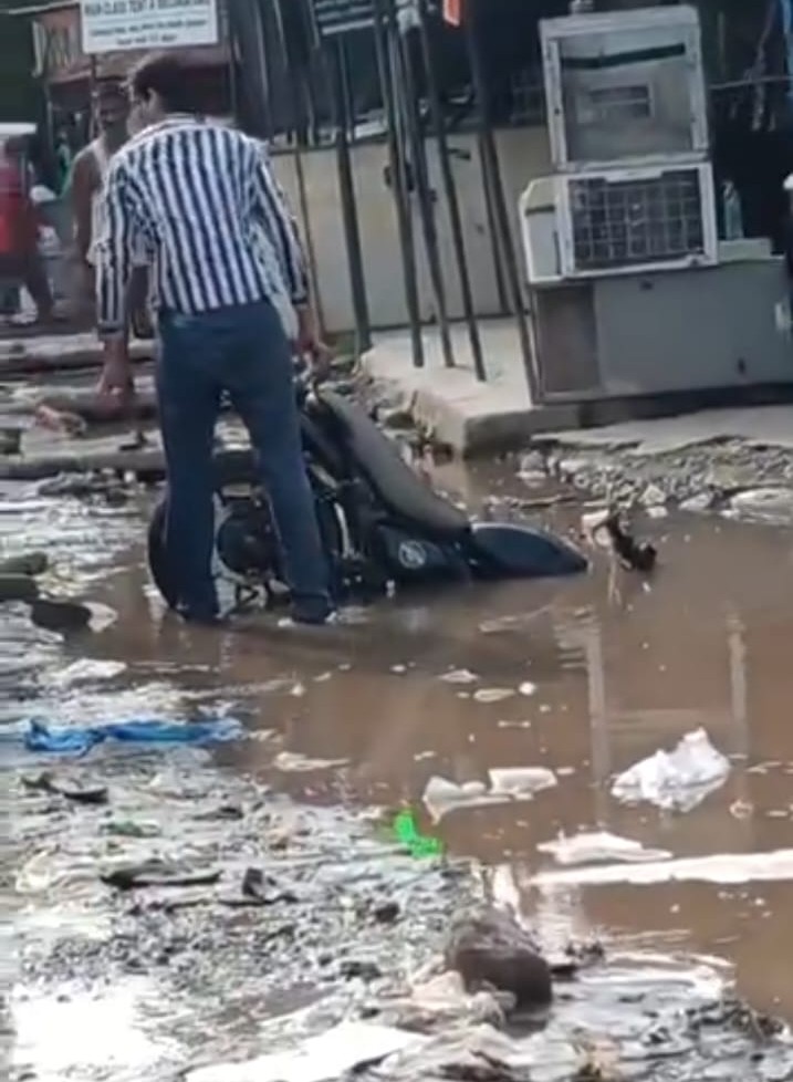 सूरजपुर कस्‍बे में जगह-जगह हैं मौत के गड्ढे: हजारों जनता परेशान नहीं हो रहा समस्‍या का समाधान