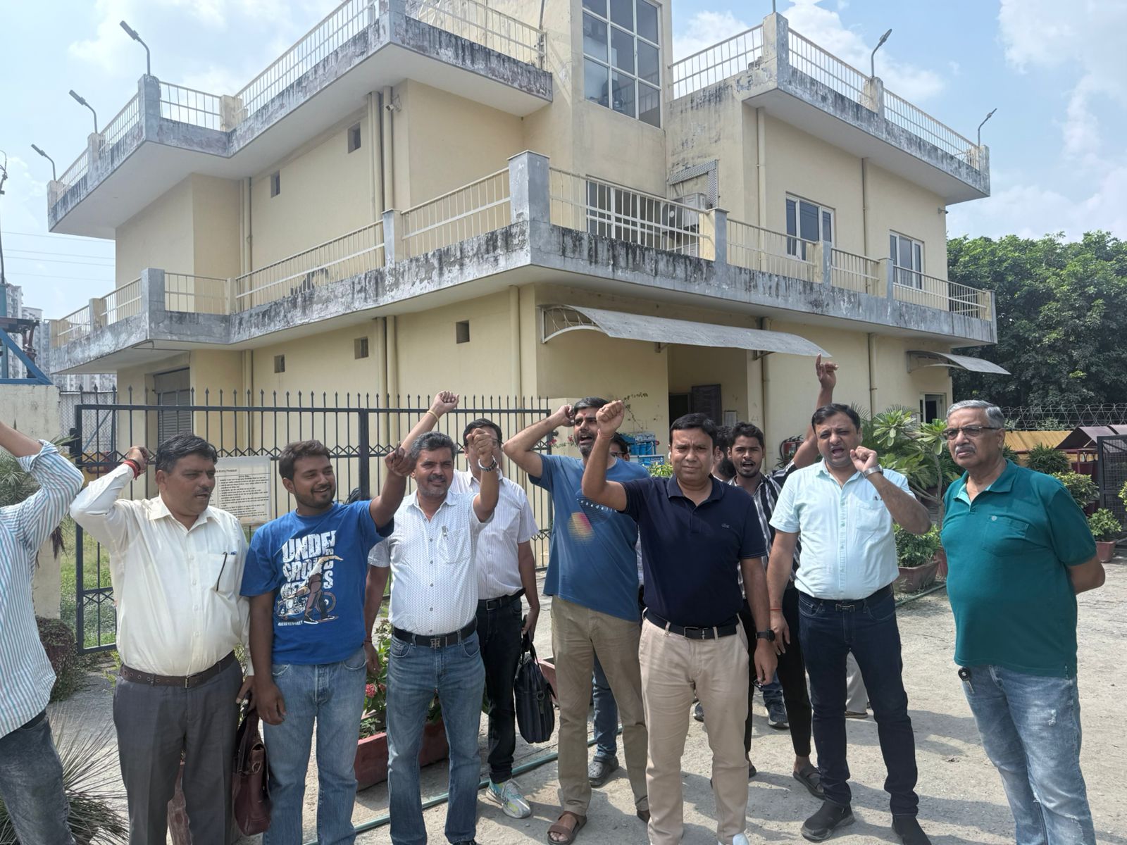 दुकानदारों ने दी चेतावनी एनपीसीएल को देना होगा हर्जाना: अचानक बिजली कटने से हुए नुकसान के विरोध में किया प्रदर्शन