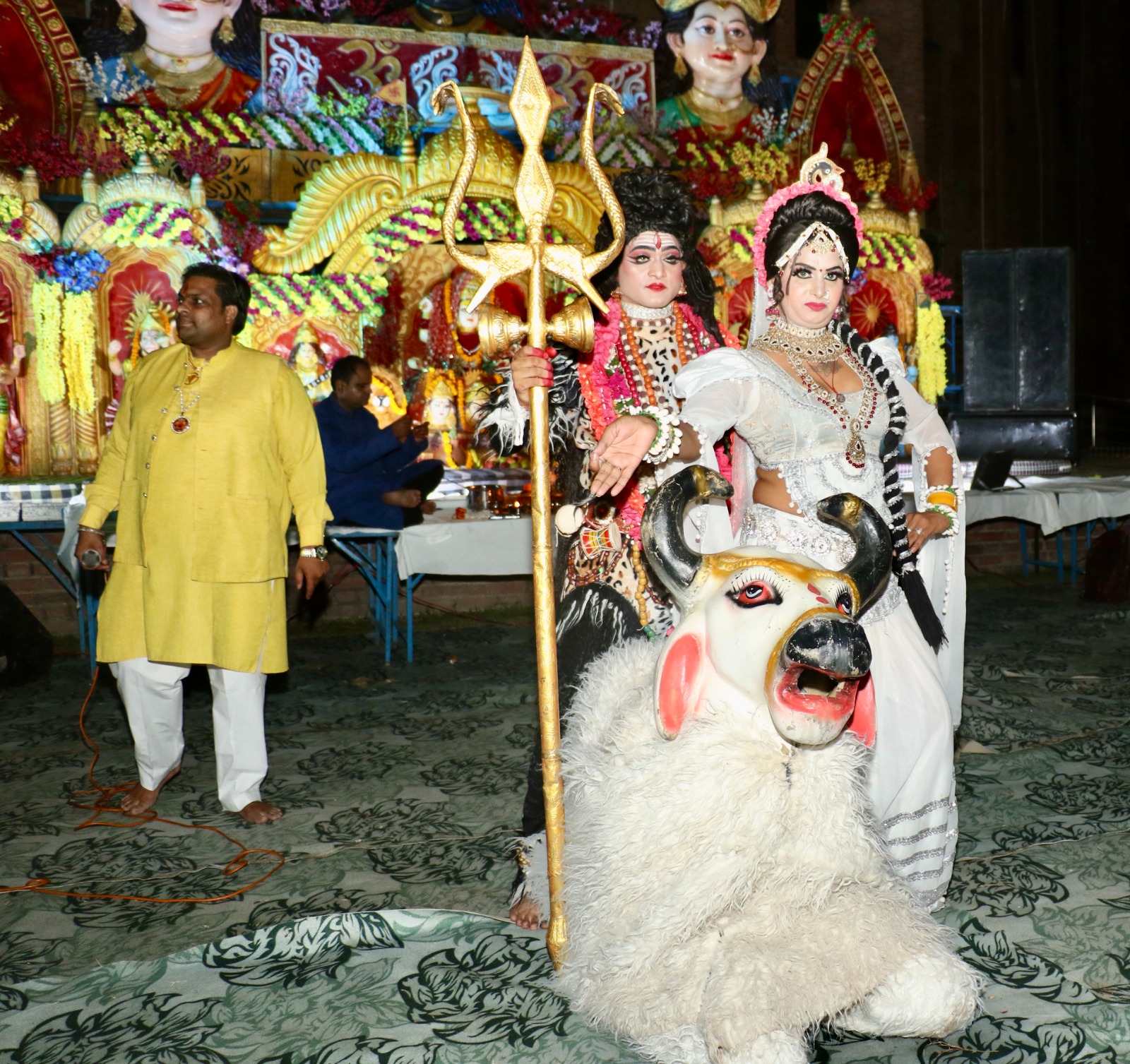 शारदा विश्वविद्यालय में डांडिया नाइट और माता की चौकी का आयोजन: डांडिया नाइट में पारंपरिक वेशभूषा में दिखे युवा