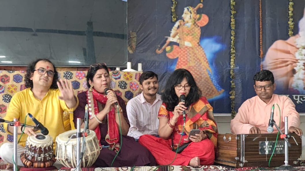 गांधी-शास्त्री जयंती पर रामलाल वृद्धाश्रम में भजन संध्या:अंतरराष्ट्रीय वृद्धजन दिवस भी मनाया गया