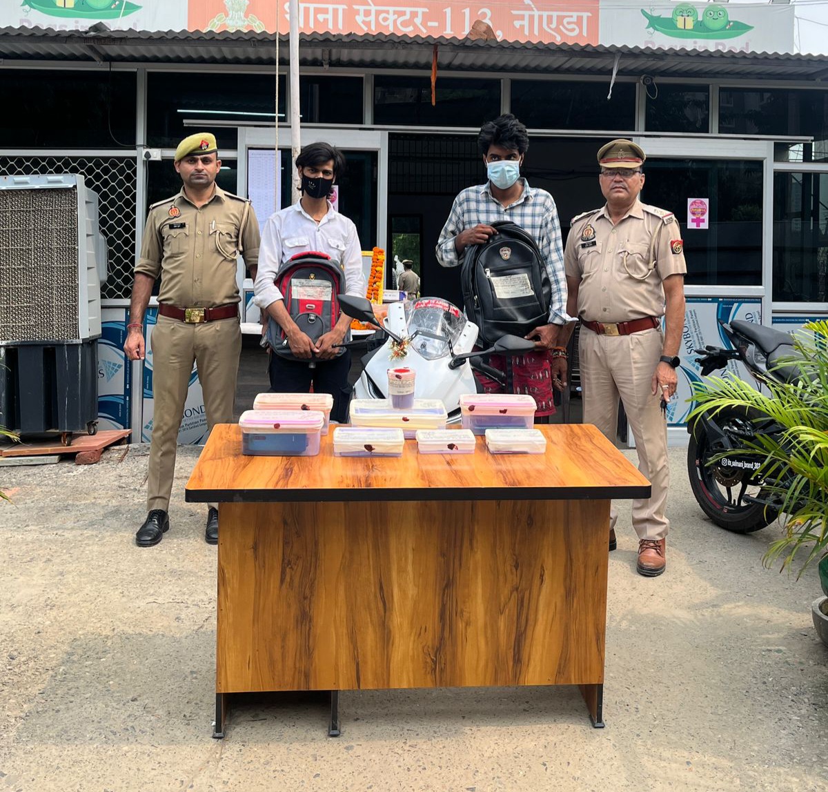 128 एटीएम कार्ड और 77 सिम कार्ड के साथ दो शातिर गिरफ्तार, लोन के नाम पर करते थे धोखाधड़ी