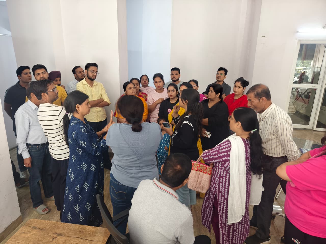 सोसायटी की महिलाओं ने सेल्‍स टीम के खिलाफ खोल दिया मोर्चा:महिला ने बताई सोसायटी की सच्‍चाई तो भड़की सेल्‍स टीम