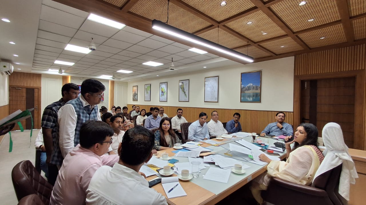 लापरवाह अधिकारियों पर डीएम का सख्‍त आदेश:कई अधिकारियों को अगले आदेश तक नहीं मिलेगा वेतन